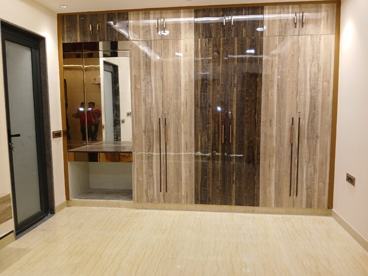 Room, kirti nagar 4 Bedroom 3000 Sq.Ft. Builder Floor In Kirti Nagar Delhi 8173578