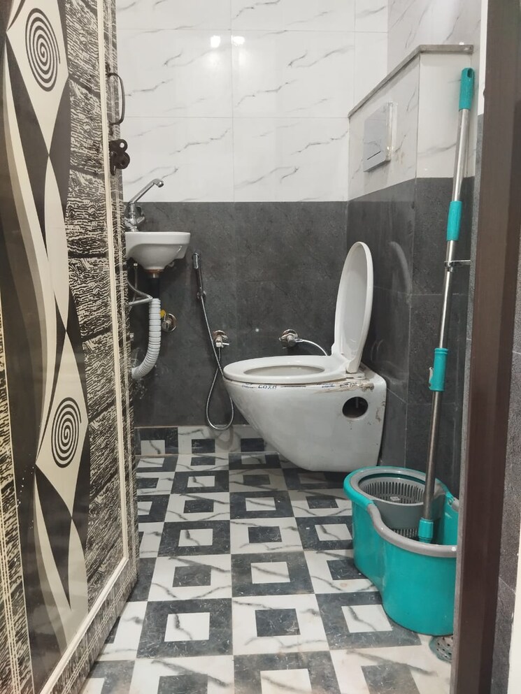 Bathroom, rohini sector 7 2 Bedroom 800 Sq.Ft. Builder Floor In Rohini Sector 7 Delhi 8173609