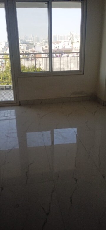 Room in 2 BHK Apartment at Unitech Uniworld Gardens 2, Sector 47 – for Rent