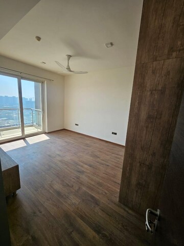 Room in 2 BHK Apartment at Pioneer Park Phase 1, Sector 61 – for Rent