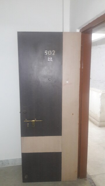 Furnished Amenities in 1.5 BHK Apartment at Mantri Park, Goregaon East – for Rent