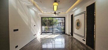 Room in 4 BHK Builder Floor at Unitech South City II, Sector 50 – for Rent