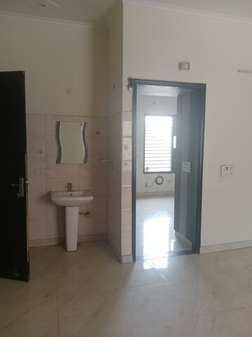 Room in 1.5 BHK Builder Floor at Sector 25 – for Rent