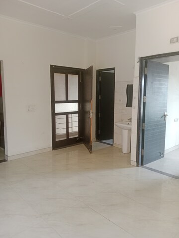 Room in 1.5 BHK Builder Floor at Sector 25 – for Rent