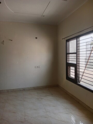 Room in 1.5 BHK Builder Floor at Sector 25 – for Rent