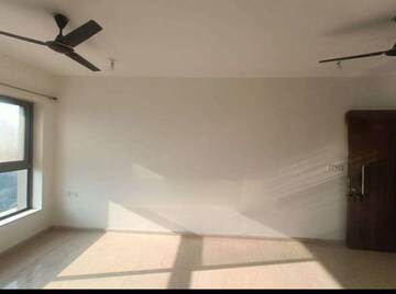 Room in 2 BHK Apartment at Kalpataru Paramount, Kapur Bawdi – for Rent