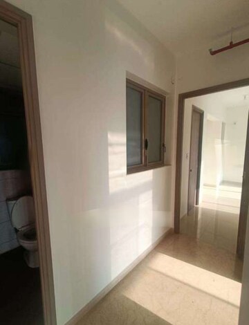 Room in 2 BHK Apartment at Kalpataru Paramount, Kapur Bawdi – for Rent