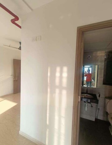 Room in 2 BHK Apartment at Kalpataru Paramount, Kapur Bawdi – for Rent