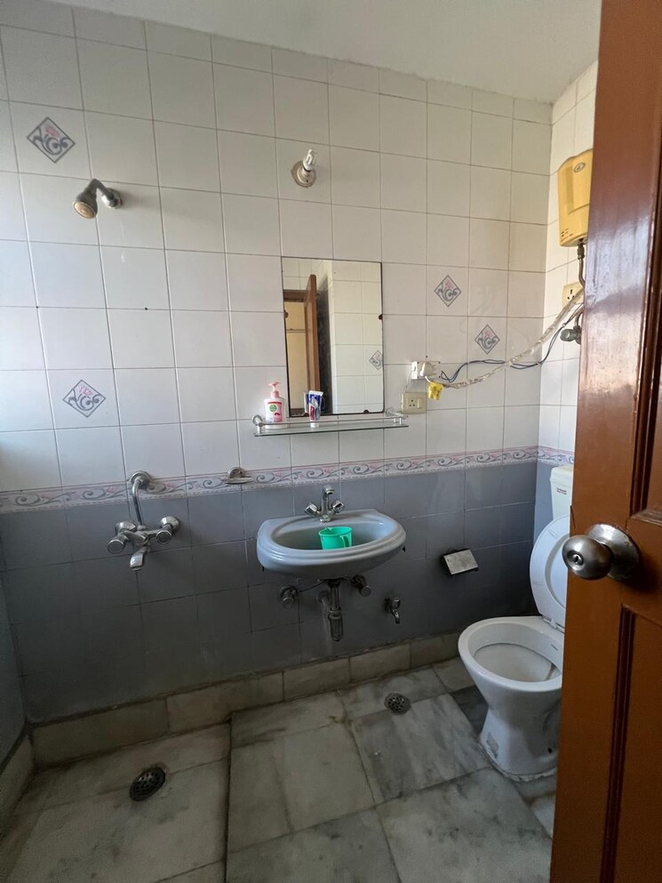 Bathroom, suncity-township-gurgaon 2 Bedroom 1000 Sq.Ft. Builder Floor In Sector 54 Gurgaon 8173942