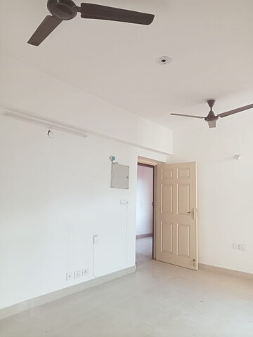 Room in 4 BHK Apartment at Supertech Cape Town, Sector 74 – for Rent