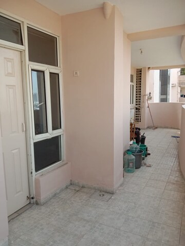 Room in 4 BHK Apartment at Supertech Cape Town, Sector 74 – for Rent