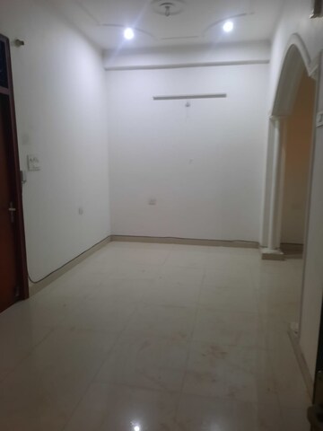 Room in 1.5 BHK Builder Floor at Sector 37 Greater Noida – for Rent