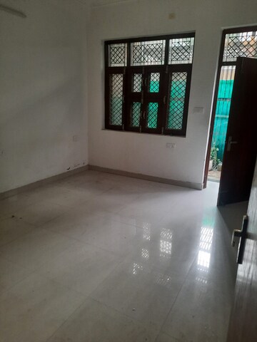 Room in 1.5 BHK Builder Floor at Sector 37 Greater Noida – for Rent