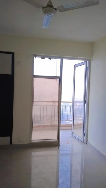 Room in 2.5 BHK Apartment at Nirala Greenshire, Sector 2 Greater Noida – for Rent