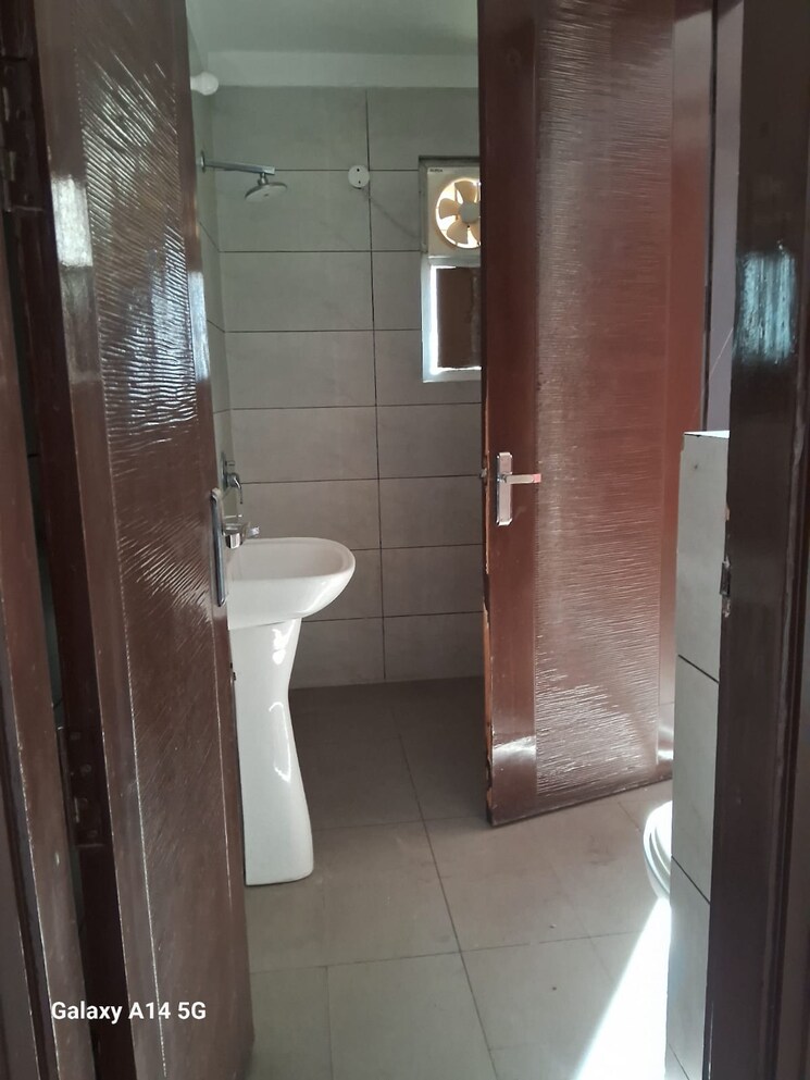 Bathroom, motiaz-royal-citi 3 Bedroom 1910 Sq.Ft. Apartment In Ambala Highway Zirakpur 8174446