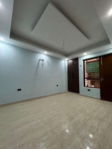 Room in 4 BHK Builder Floor at Sainik Colony – for Sale