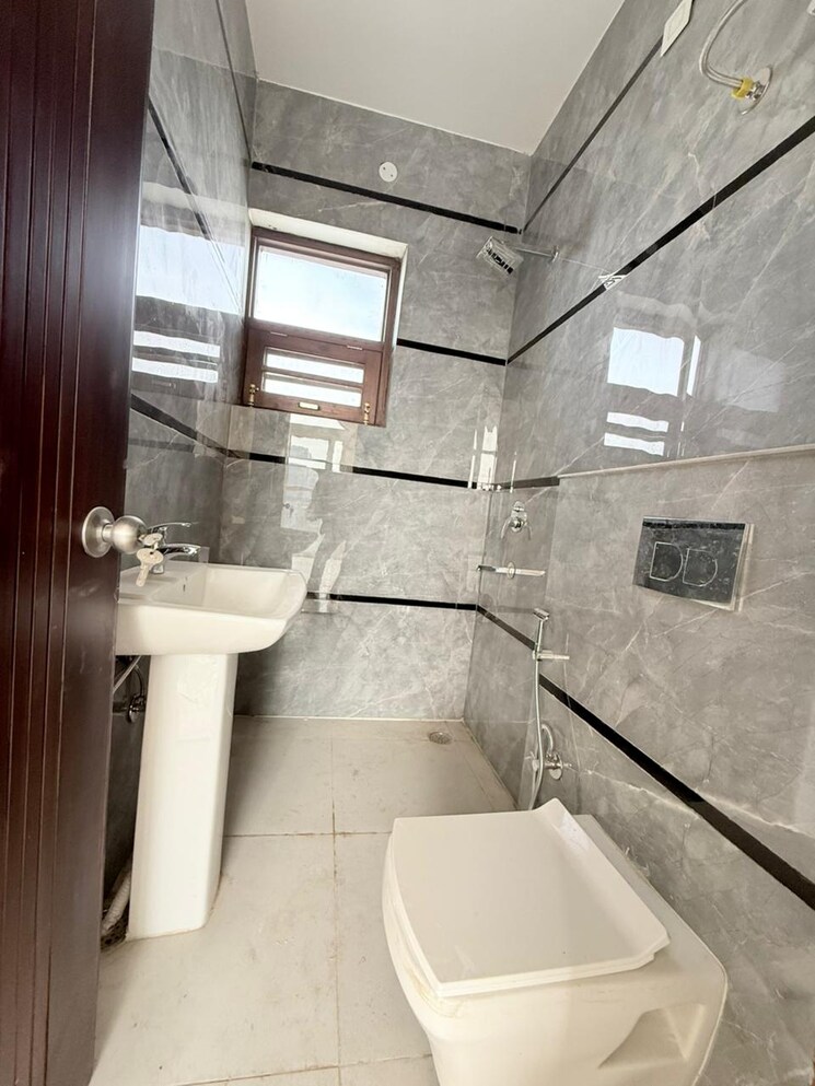Bathroom, sector 123 3 Bedroom 100 Sq.Yd. Apartment In Sector 123 Mohali 8174608