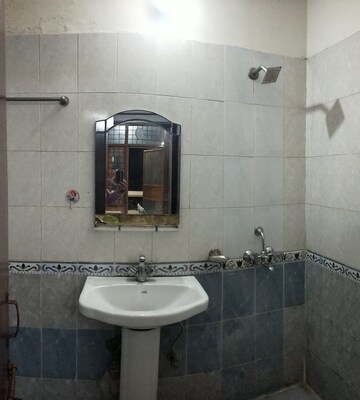 Bathroom in 3 BHK Builder Floor at Ardee City, Sector 52 – for Rent