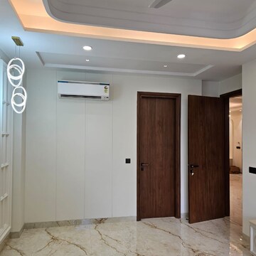Building Lobby in 4 BHK Builder Floor at Unitech South City II, South City 2 – for Sale