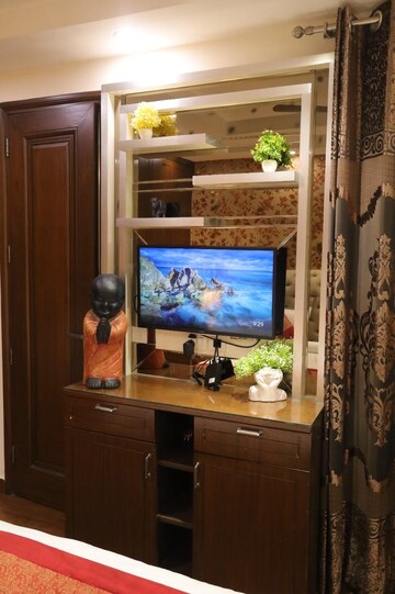Furnished Amenities in 3.5 BHK Apartment at Saket – for Rent
