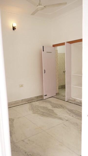 Room in 3 BHK Independent House at Rajpur Road – for Rent