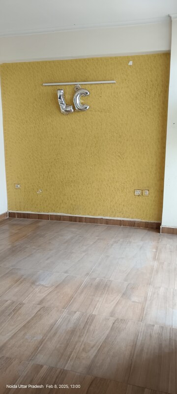 Room in 2.5 BHK Apartment at Amrapali Zodiac, Sector 120 – for Rent