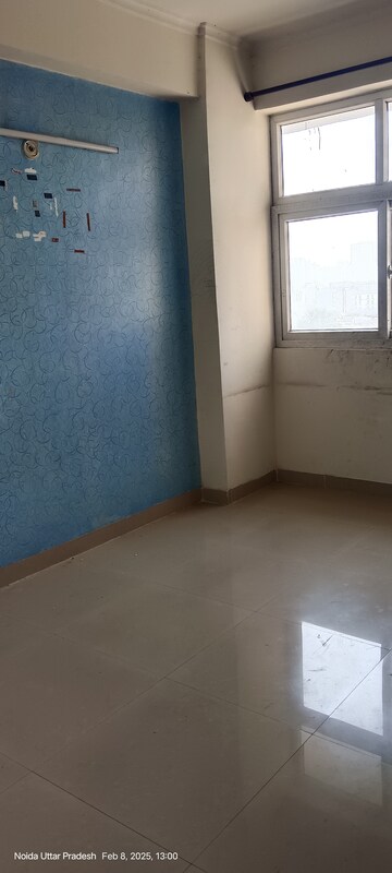Room in 2.5 BHK Apartment at Amrapali Zodiac, Sector 120 – for Rent