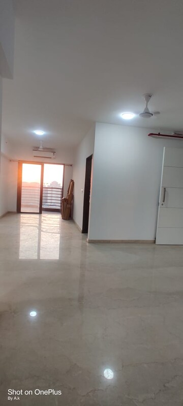 Room in 3 BHK Apartment at Kanakia Silicon Valley, Powai – for Rent