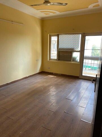 Room in 3 BHK Apartment at Sushma Urban Views, Ghazipur – for Rent