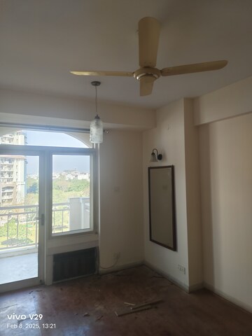 Room in 3 BHK Apartment at DLF Richmond Park, Sector 43 – for Rent