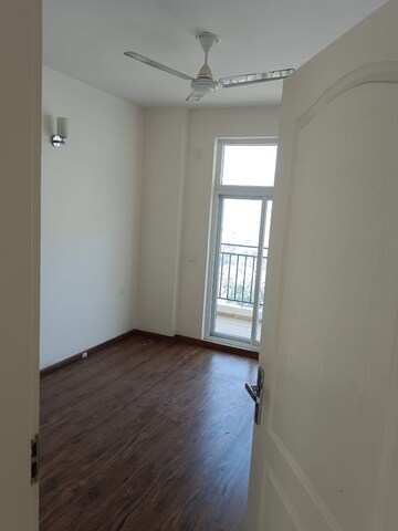 Room in 3 BHK Apartment at Omaxe The Palace, Gomti Nagar – for Rent