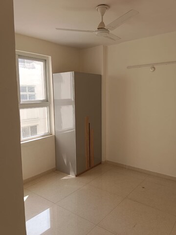 Room in 3 BHK Apartment at Omaxe The Palace, Gomti Nagar – for Rent