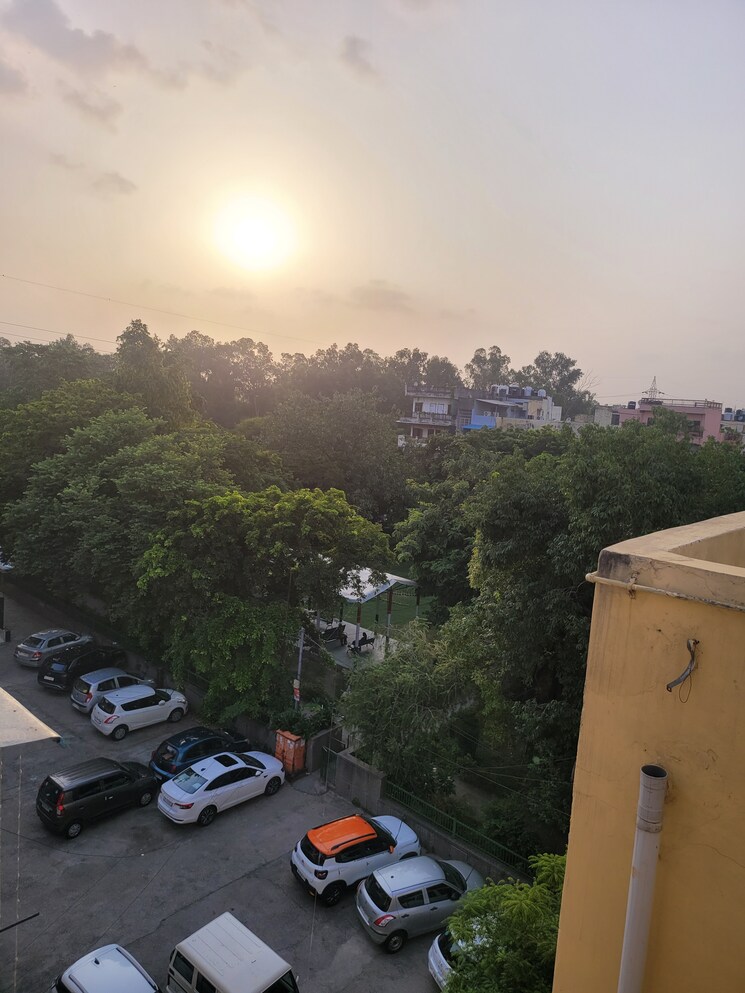  Parking, dilshad garden 4 Bedroom 1100 Sq.Ft. Builder Floor In Dilshad Garden Delhi 8175247