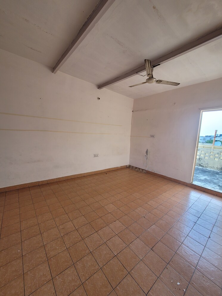 Room, dilshad garden 4 Bedroom 1100 Sq.Ft. Builder Floor In Dilshad Garden Delhi 8175247