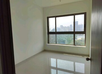 Room in 2 BHK Apartment at Kalpataru Paramount, Kapur Bawdi – for Rent