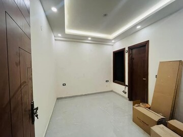 Building Lobby in 4 BHK Builder Floor at Srishti Greenfield Homes, Green Fields Colony – for Rent