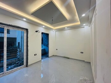 Room in 4 BHK Builder Floor at Srishti Greenfield Homes, Green Fields Colony – for Rent