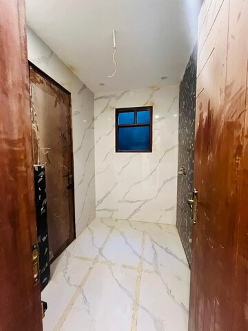 Building Lobby in 4 BHK Builder Floor at Srishti Greenfield Homes, Green Fields Colony – for Rent