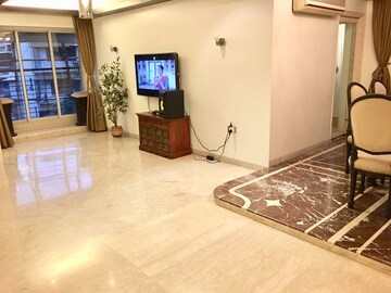 Room in 3 BHK Apartment at Bandra West – for Rent
