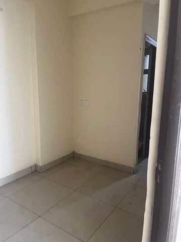 Room in 2.5 BHK Apartment at Panchsheel Greens II, Sector 16 Greater Noida – for Sale