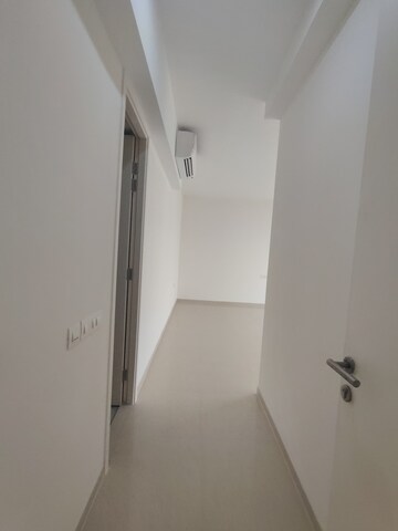 Room in 3 BHK Apartment at Hiranandani Fortune City, New Panvel – for Rent