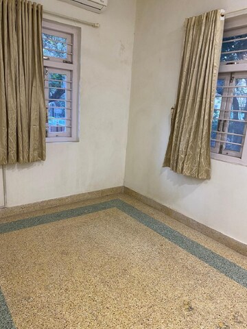Room in 2 BHK Apartment at Bandra West – for Rent