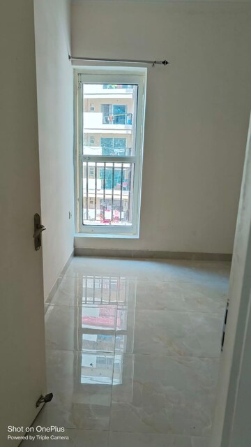 Room in 3 BHK Apartment at Gaur City-2, Sector 16c Greater Noida – for Sale