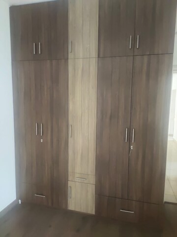 Furnished Amenities in 3 BHK Apartment at DLF Regal Gardens, Sector 90 – for Sale