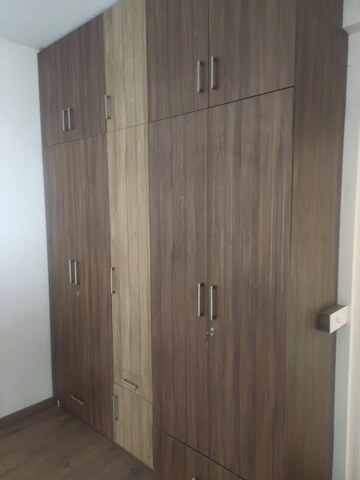 Furnished Amenities in 3 BHK Apartment at DLF Regal Gardens, Sector 90 – for Sale
