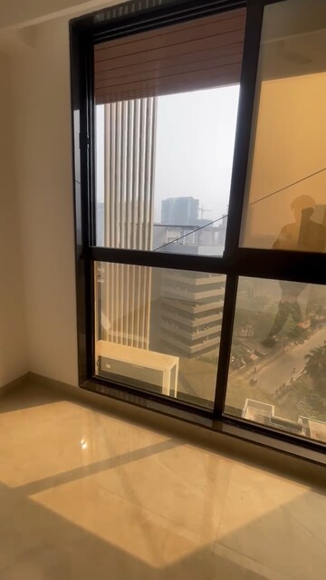 Room in 4 BHK Apartment at Model Town, Andheri West – for Rent