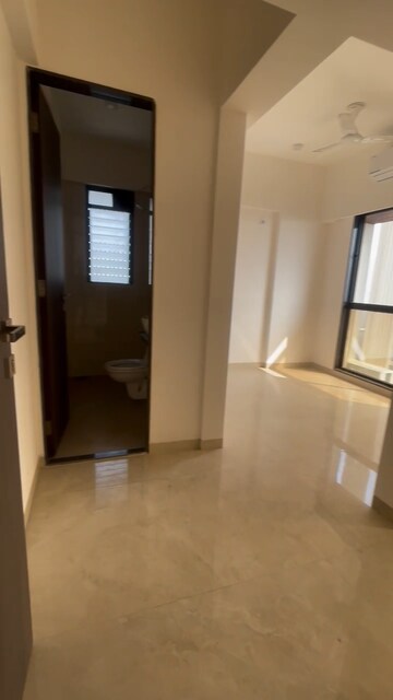 Room in 4 BHK Apartment at Model Town, Andheri West – for Rent