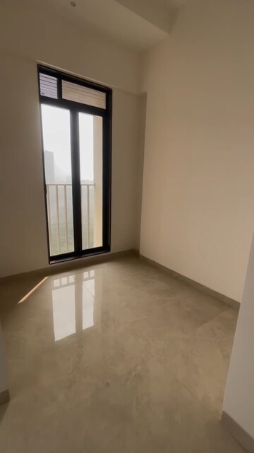 Room in 4 BHK Apartment at Model Town, Andheri West – for Rent