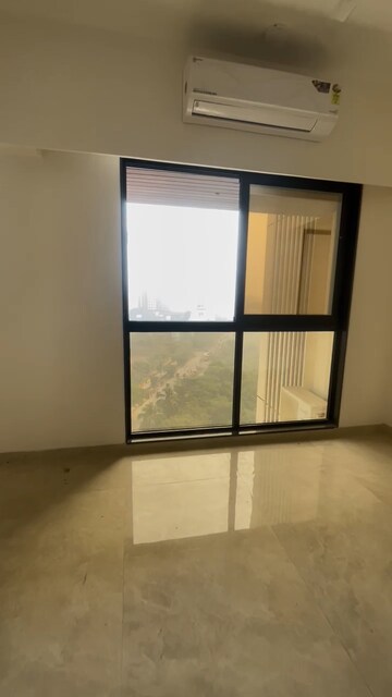 Room in 4 BHK Apartment at Model Town, Andheri West – for Rent