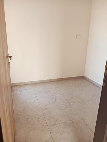 Room in 1 BHK Apartment at Sheth Irene, Malad West – for Rent